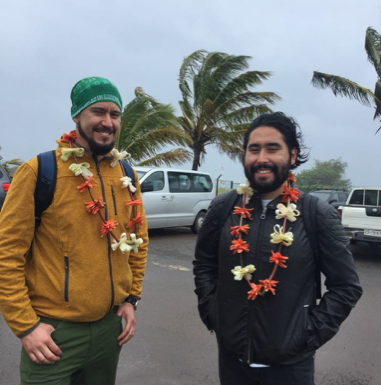 Foto de bienvenida de huéspedes con collares de flores